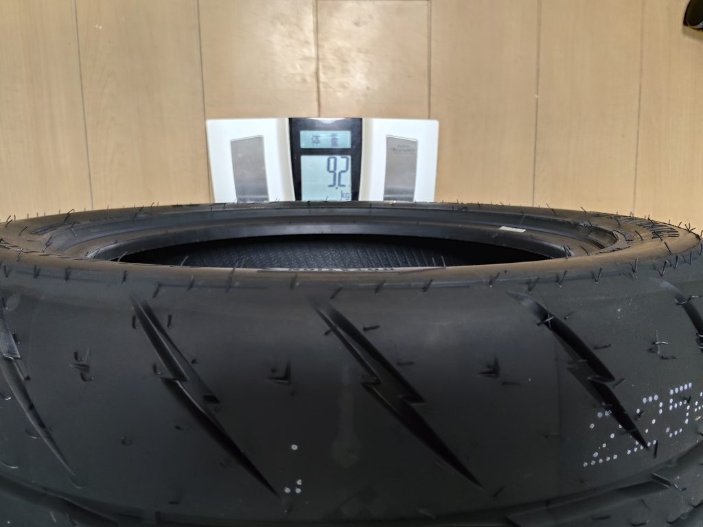 体重計で実測したシバR23 225/45R15の重量9.2kg