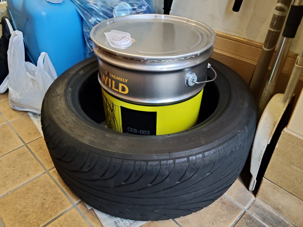 取り外した205/50R15 NS-2をAZオイルの缶の外側に立てかけた様子