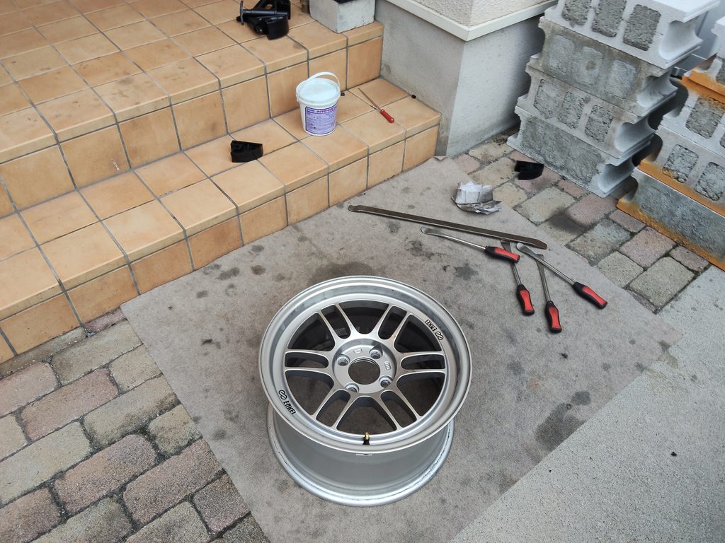 工具準備を含め10分で完了した205/50R15 NS-2の取り外し