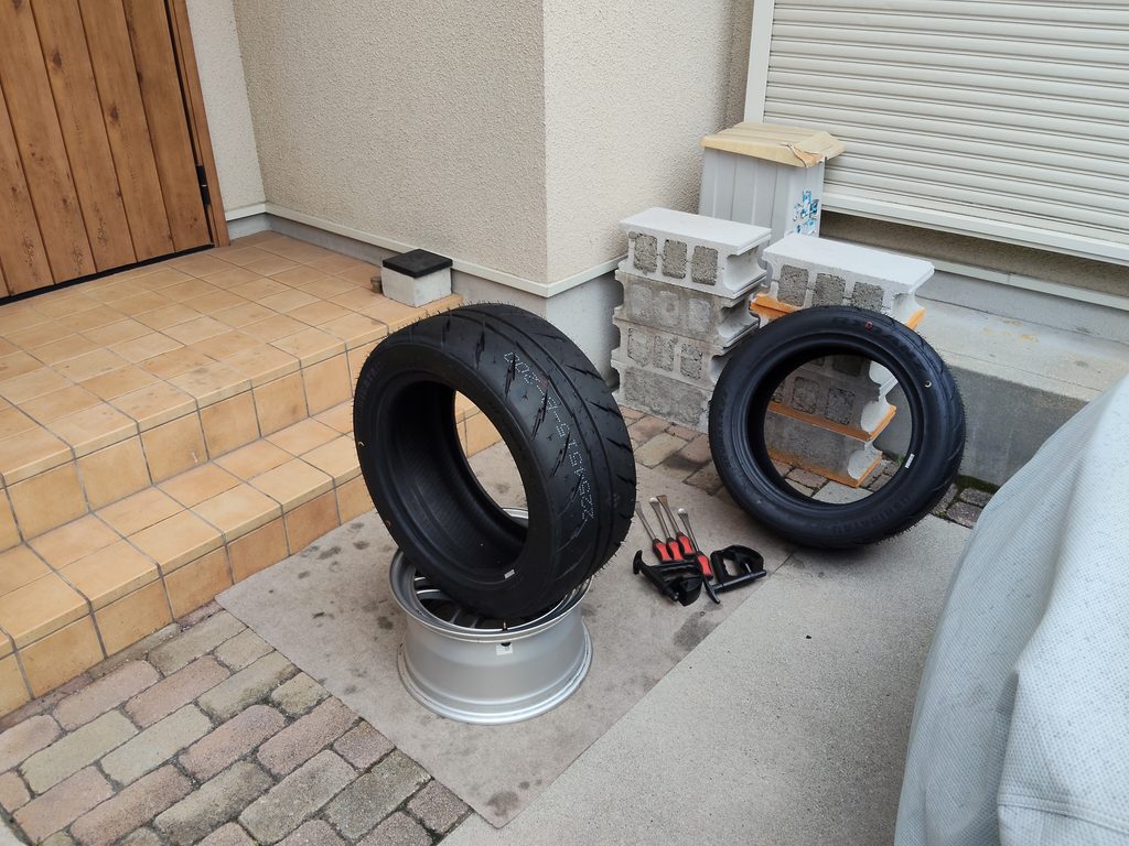 手組みの最初の工程。リムにビードワックスを塗布