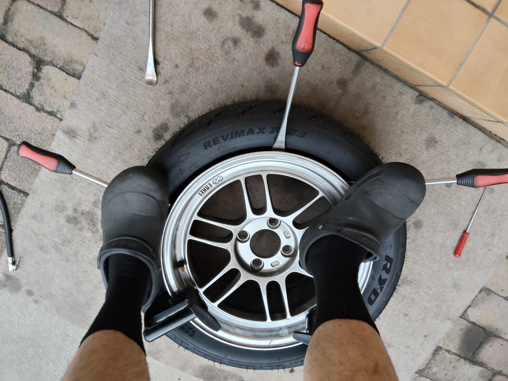 タイヤレバーでのビード入れが完了した状態