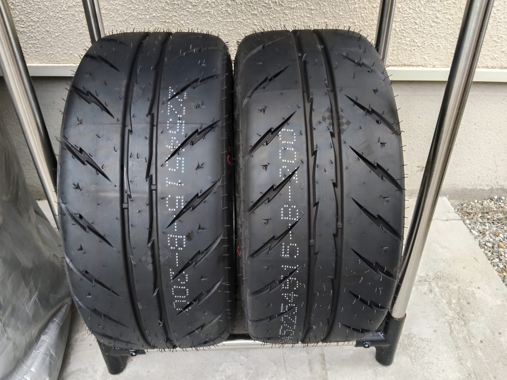 組み上がったシバR23 225/45R15。ビードの収まりも良好