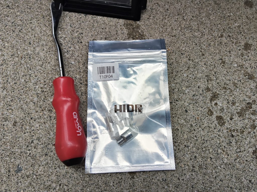 ライセンス灯に投入するHID屋のT10サイズLED