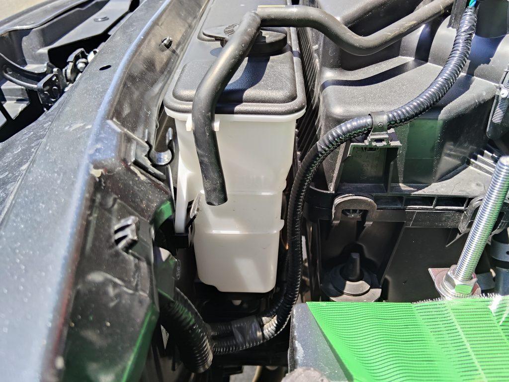 洗浄後のサブタンクを車両へ戻したところ