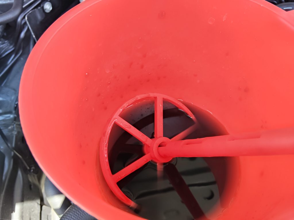 チャージャーのファンネルに新しいクーラントを注入