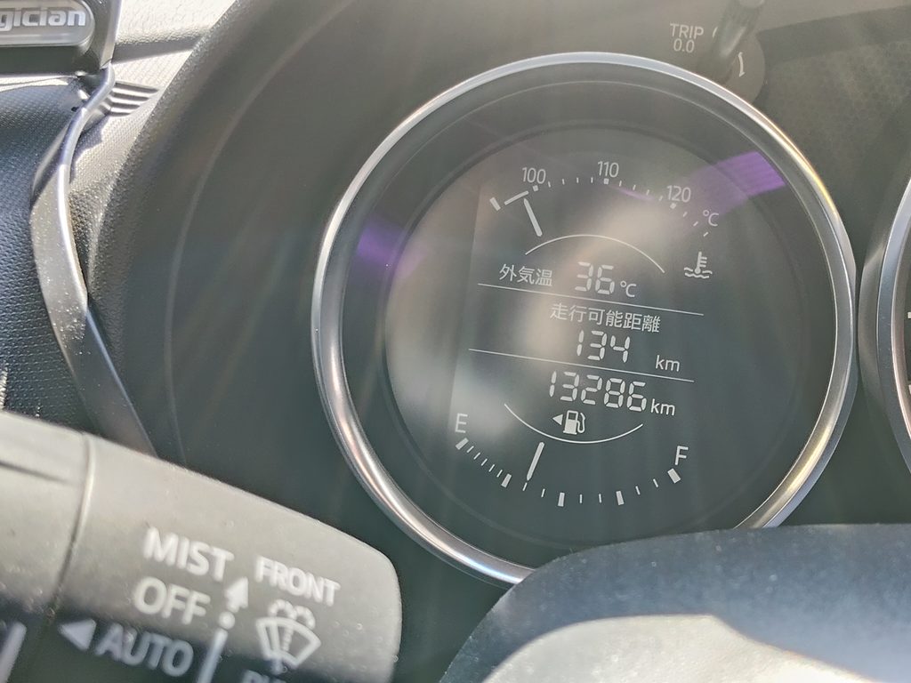 100℃手前を指しているように見えるND5の純正水温計