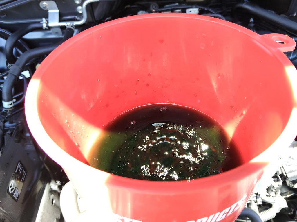 ファンネル内に上がる気泡を確認しながらエア抜き