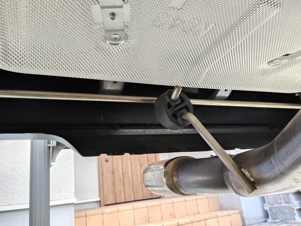 マフラーハンガーの引っ張りを別角度から確認