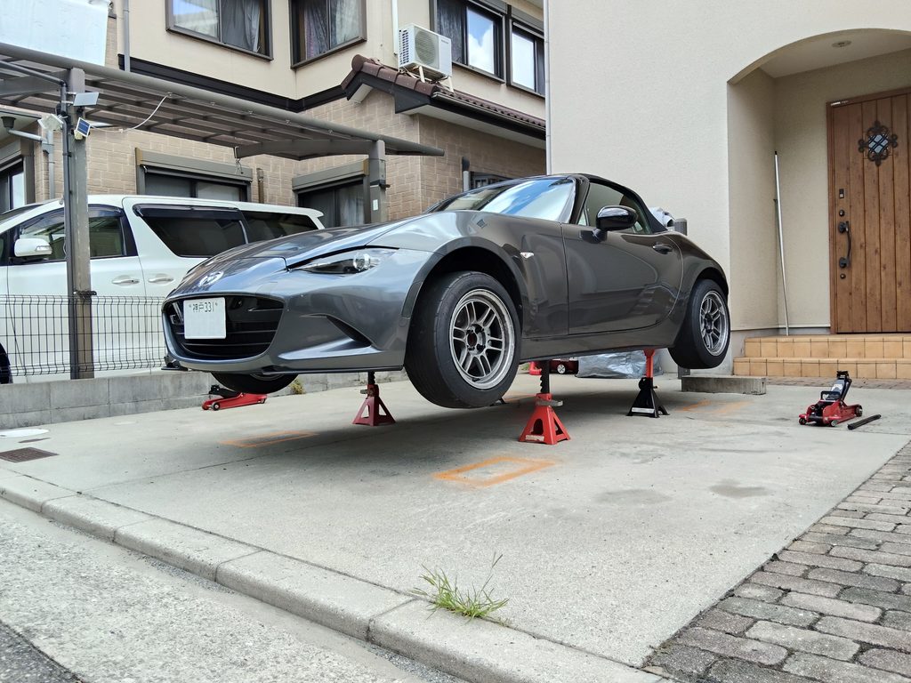 排気漏れ点検のためリジッドラックでジャッキアップしたND5ロードスター