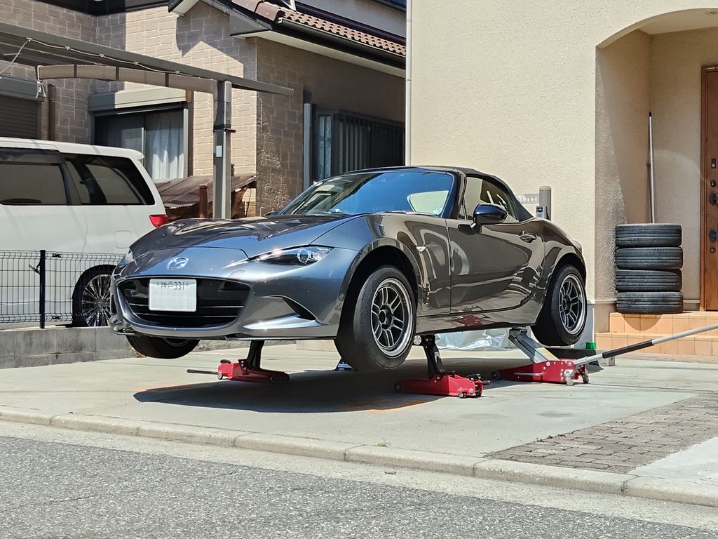 排気漏れの検証のため再度ジャッキアップしたND5ロードスター