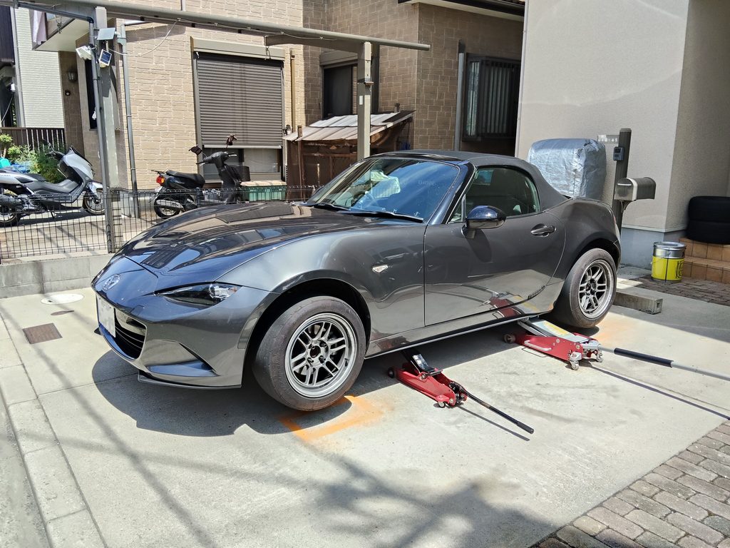 ジャッキアップして4本まとめて外したホイールとタイヤ