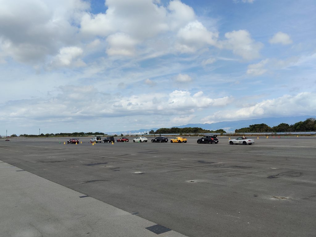 舞洲スポーツアイランドのジムカーナ練習会に集まった参加車両