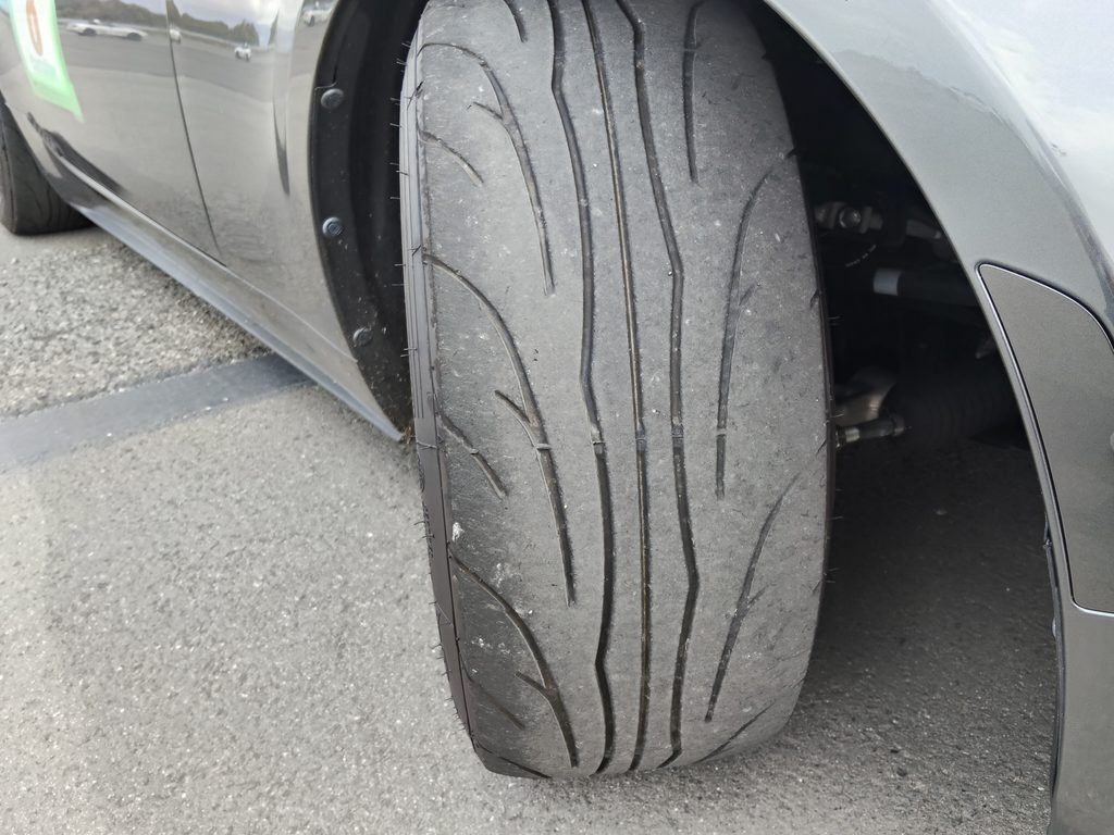 走行前のナンカンNS-2R 195/55R15。残り溝は1部山