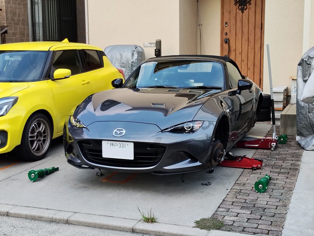 4輪をウマで受けて車高調の取り外しに入るND5ロードスター