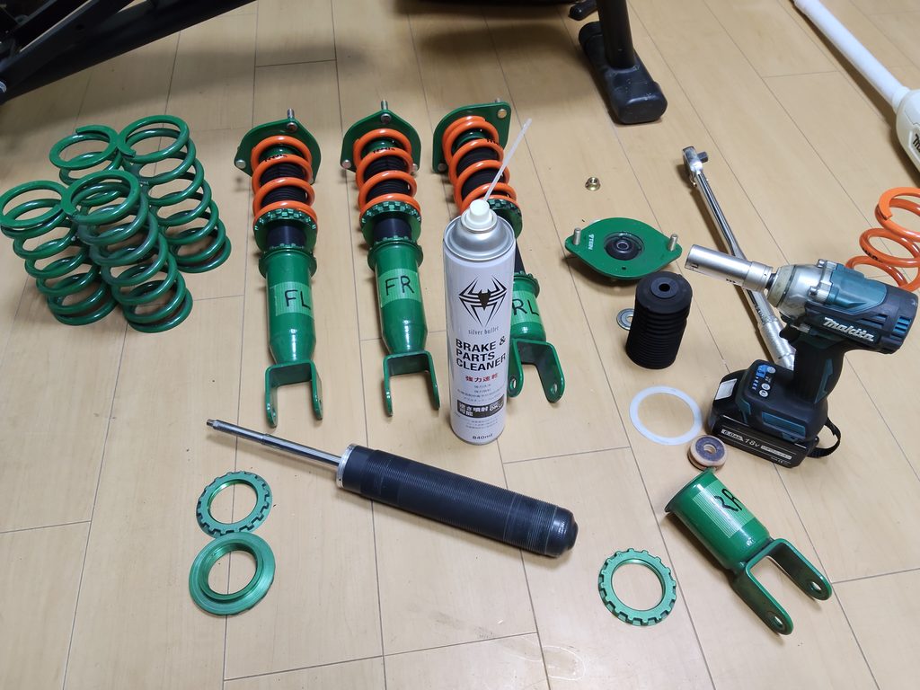 パーツクリーナーで車高調のケースとシートを徹底洗浄