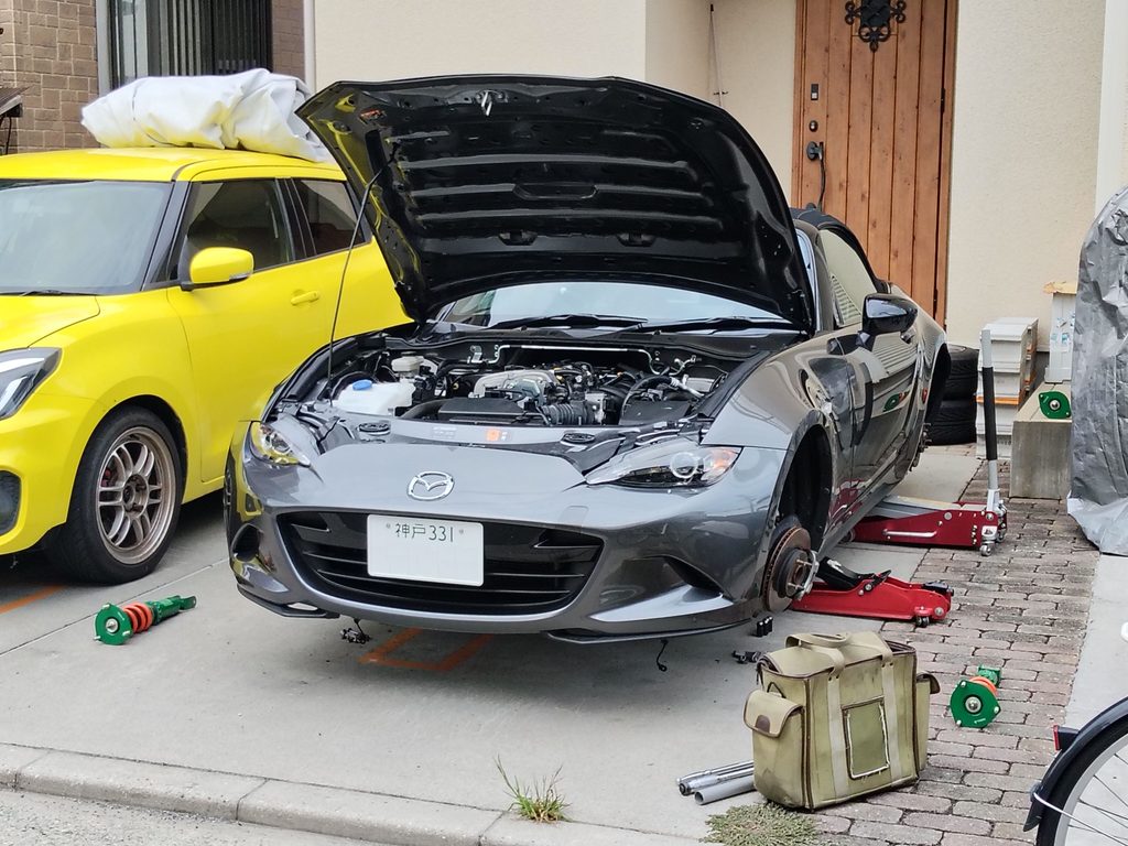 MAQsのバネを組んだ車高調をND5へ取り付ける作業の開始