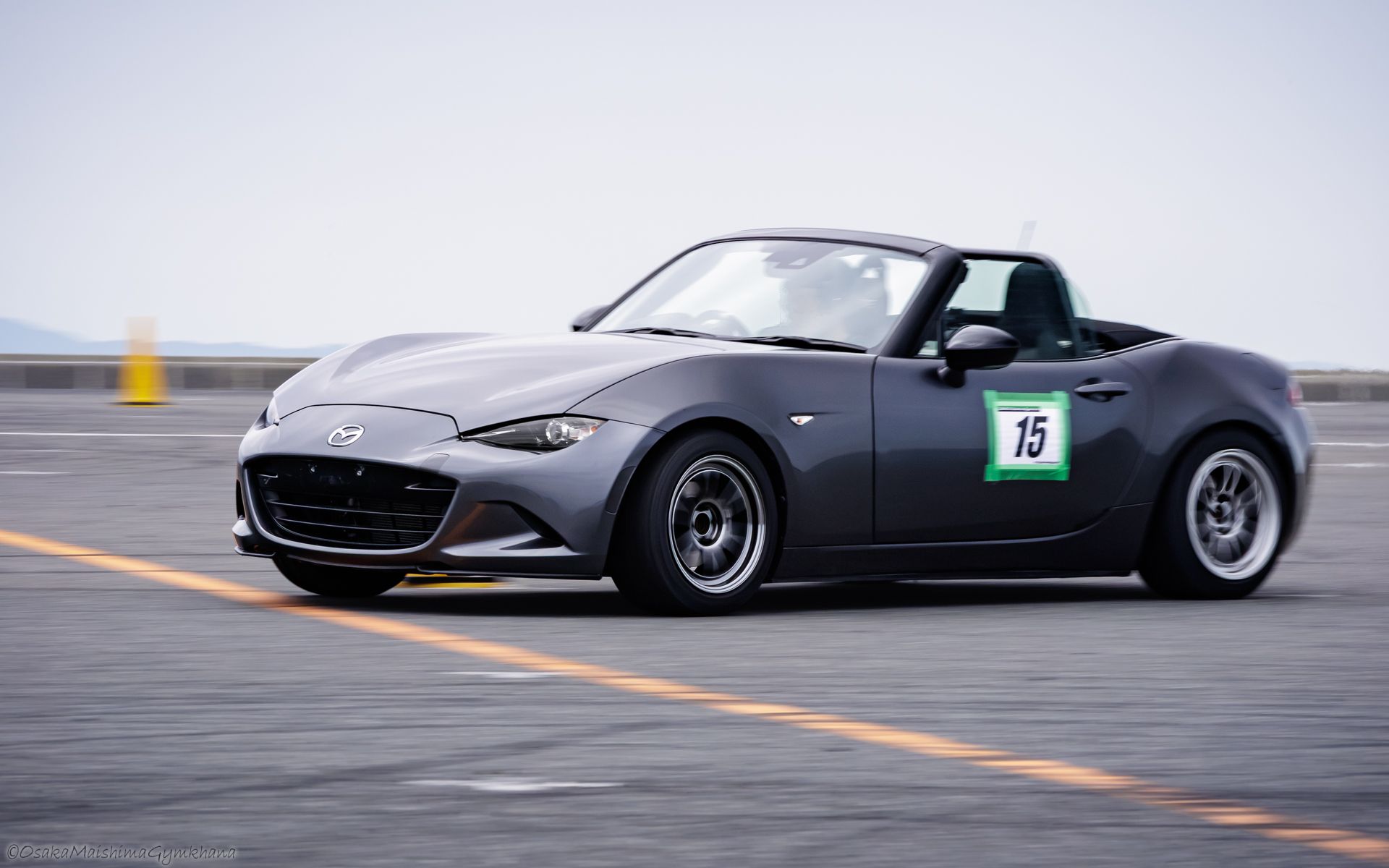 ゼッケン15をつけて競技走行するマシーングレーのND5ロードスター（大阪舞洲ジムカーナ）