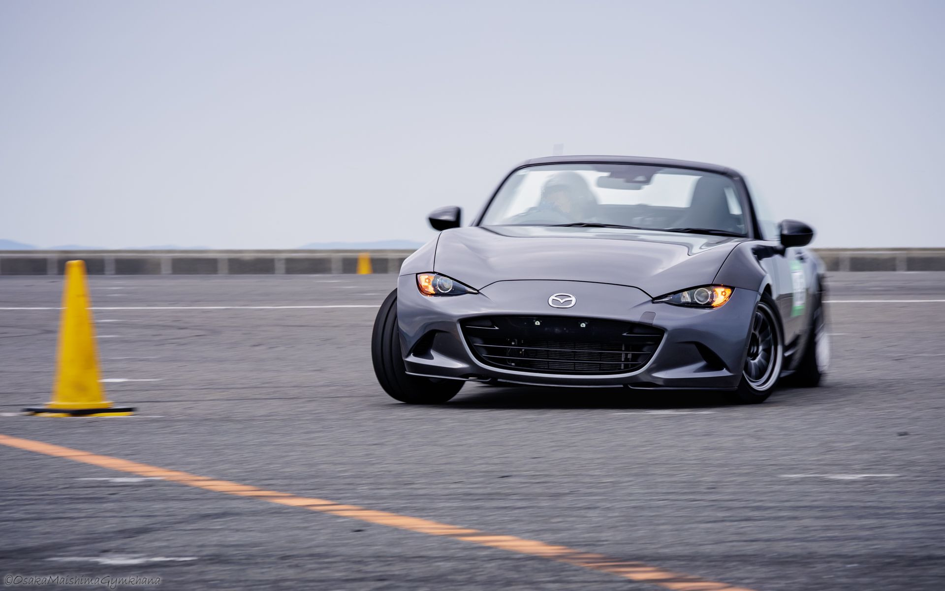 パイロンの横を通過するマシーングレーのND5ロードスター（大阪舞洲ジムカーナ）