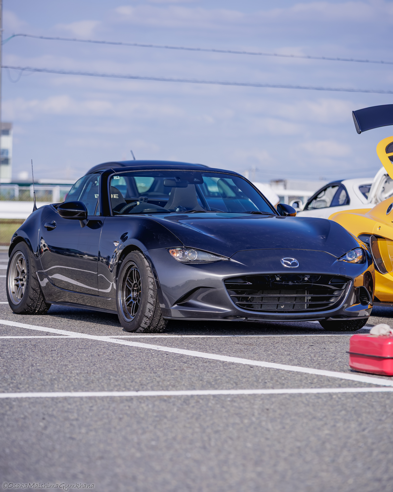 大阪舞洲ジムカーナのパドックで出走を待つマシーングレーのND5ロードスター