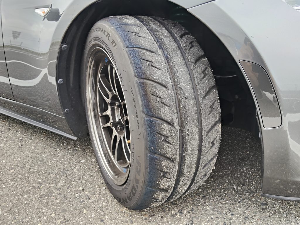 舞洲ジムカーナ81の走行前に確認した右フロント205/50R15シバR31のトレッド