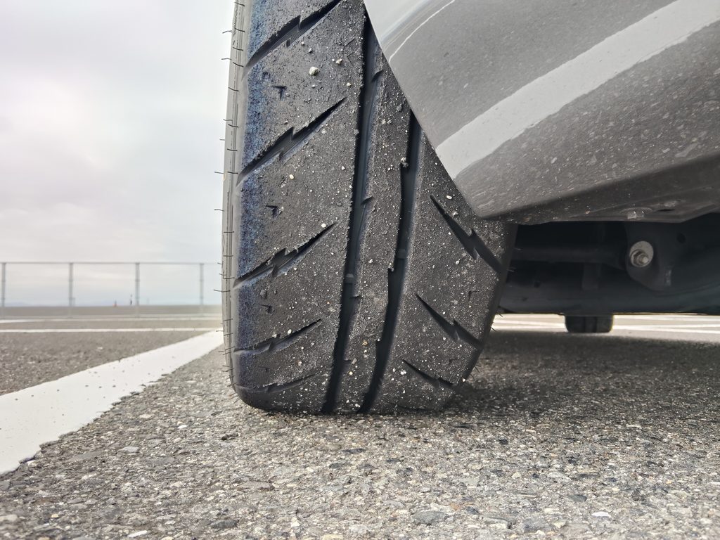 舞洲ジムカーナ81の走行前に確認した左リア225/45R15シバR23のトレッド
