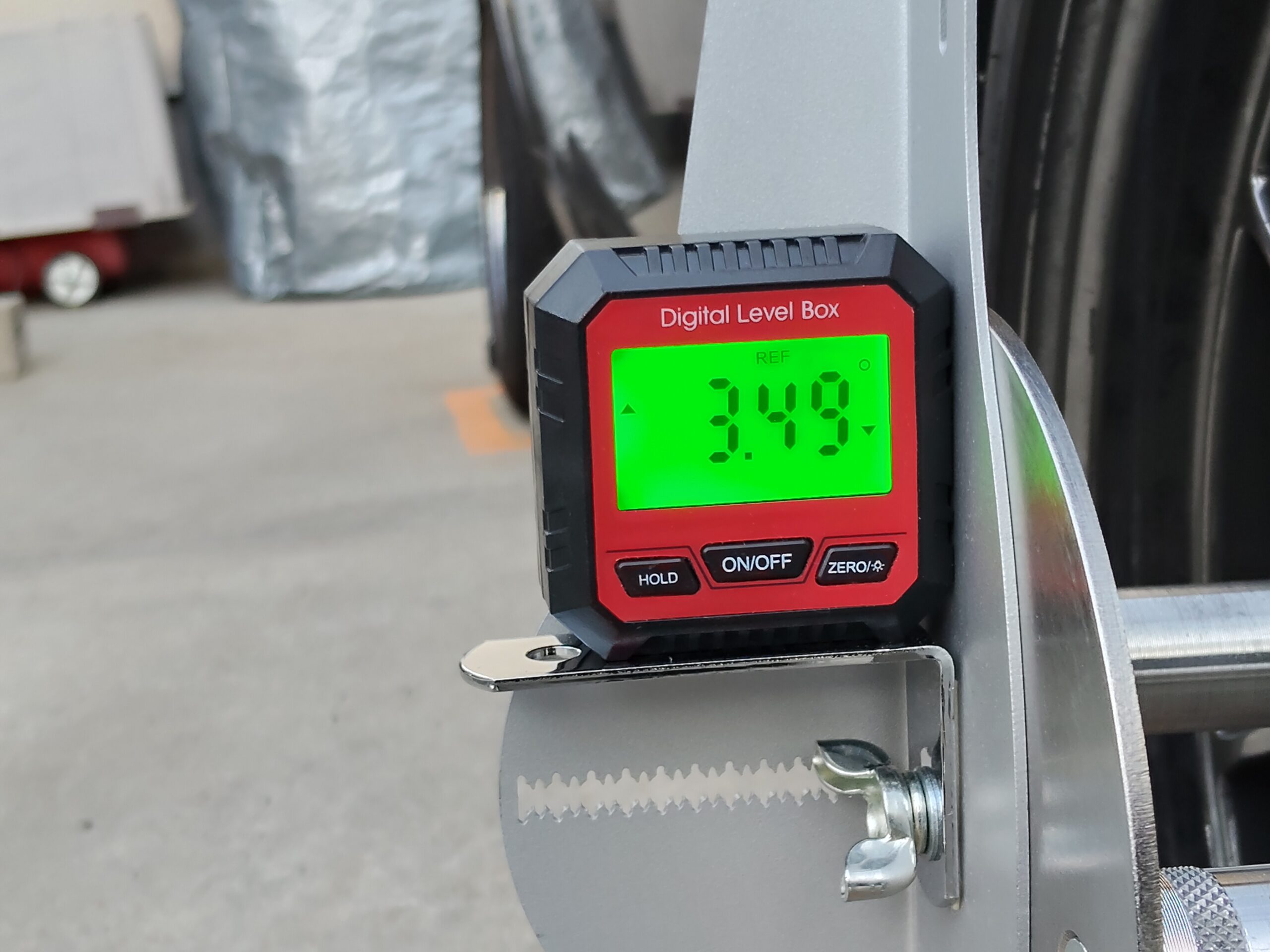 デジタル水平器が示すND5ロードスター フロント運転席側のキャンバー角3.49度