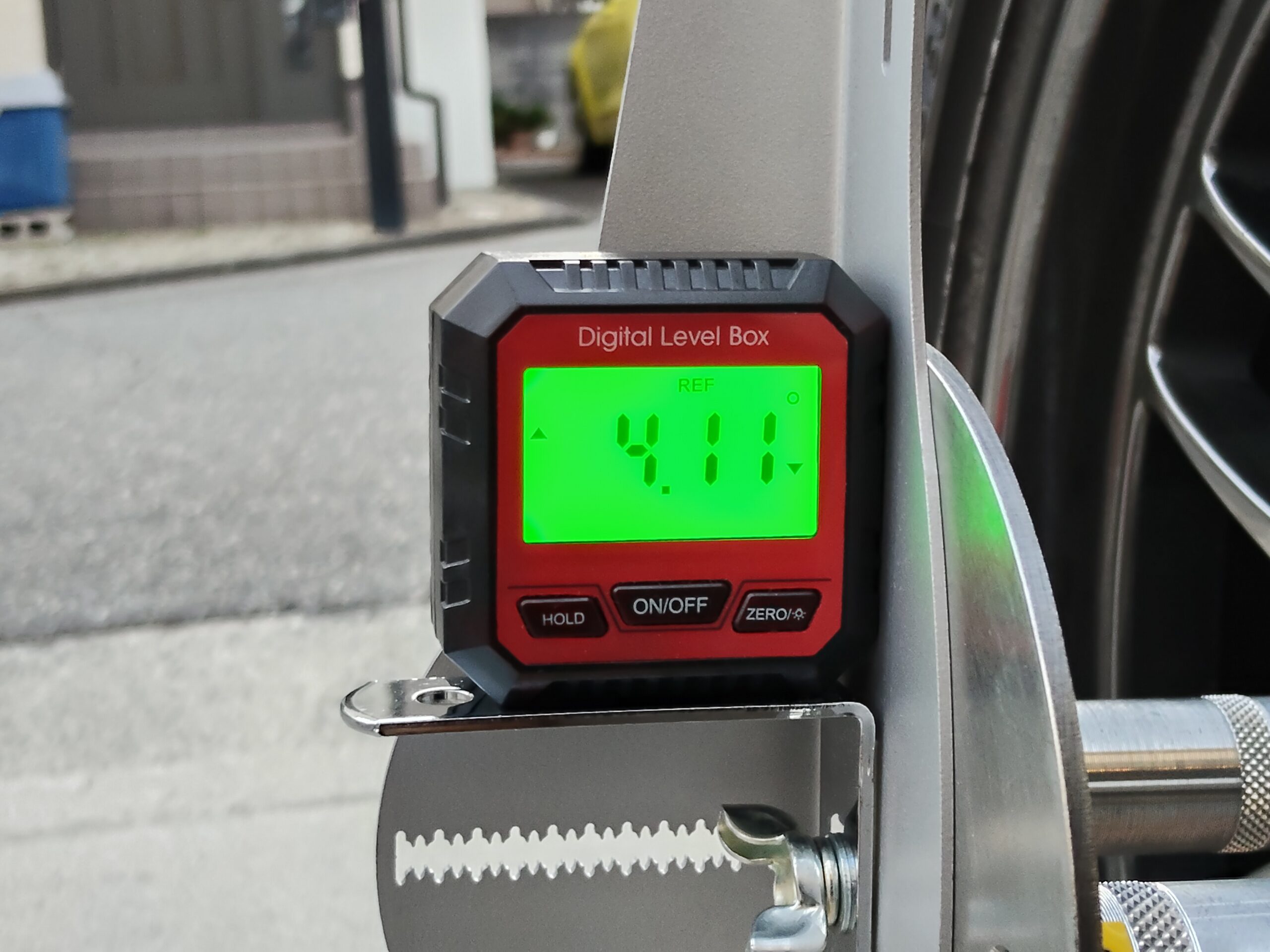 デジタル水平器が示すND5ロードスター フロント助手席側のキャンバー角4.11度