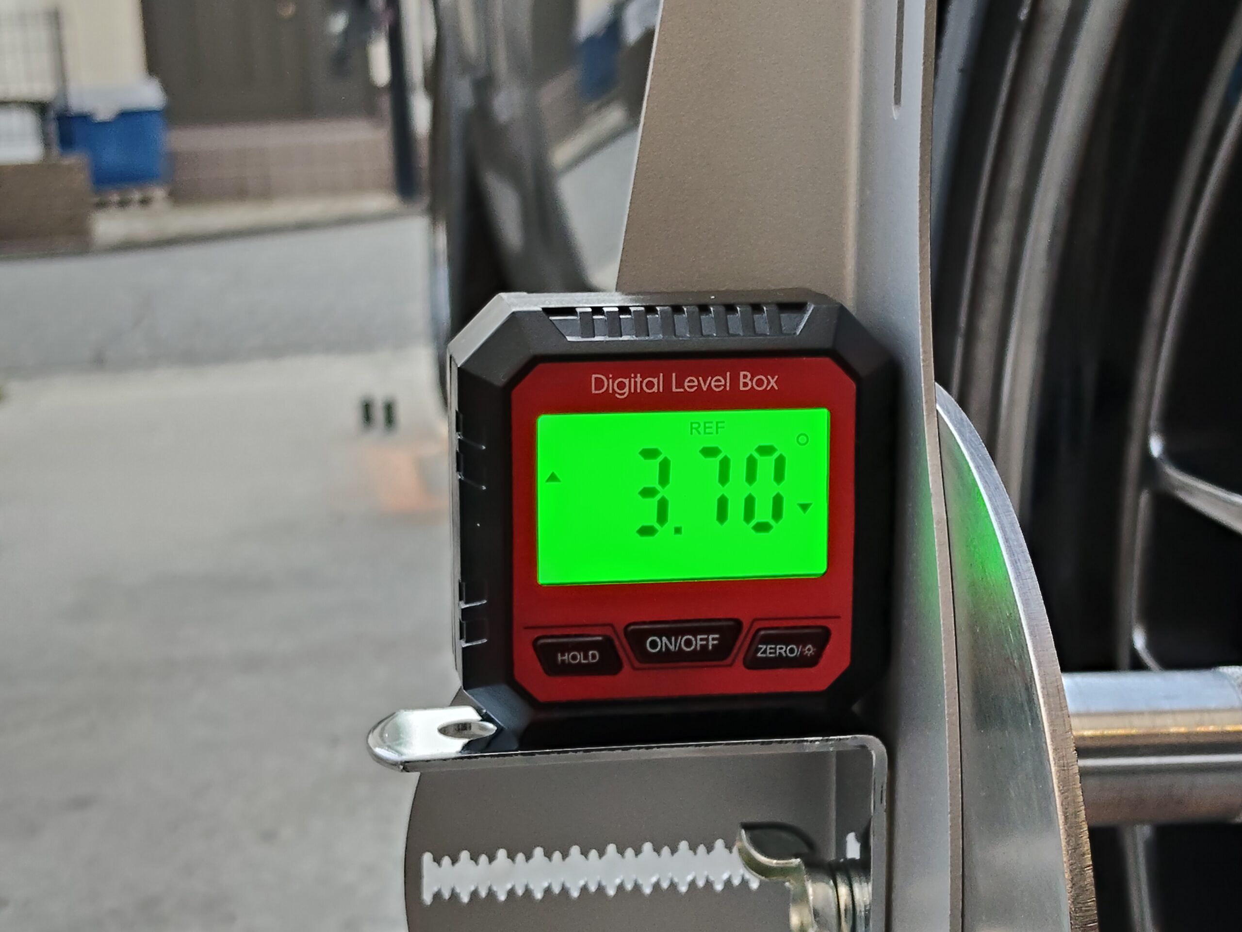 デジタル水平器が示すND5ロードスター リア助手席側のキャンバー角3.70度