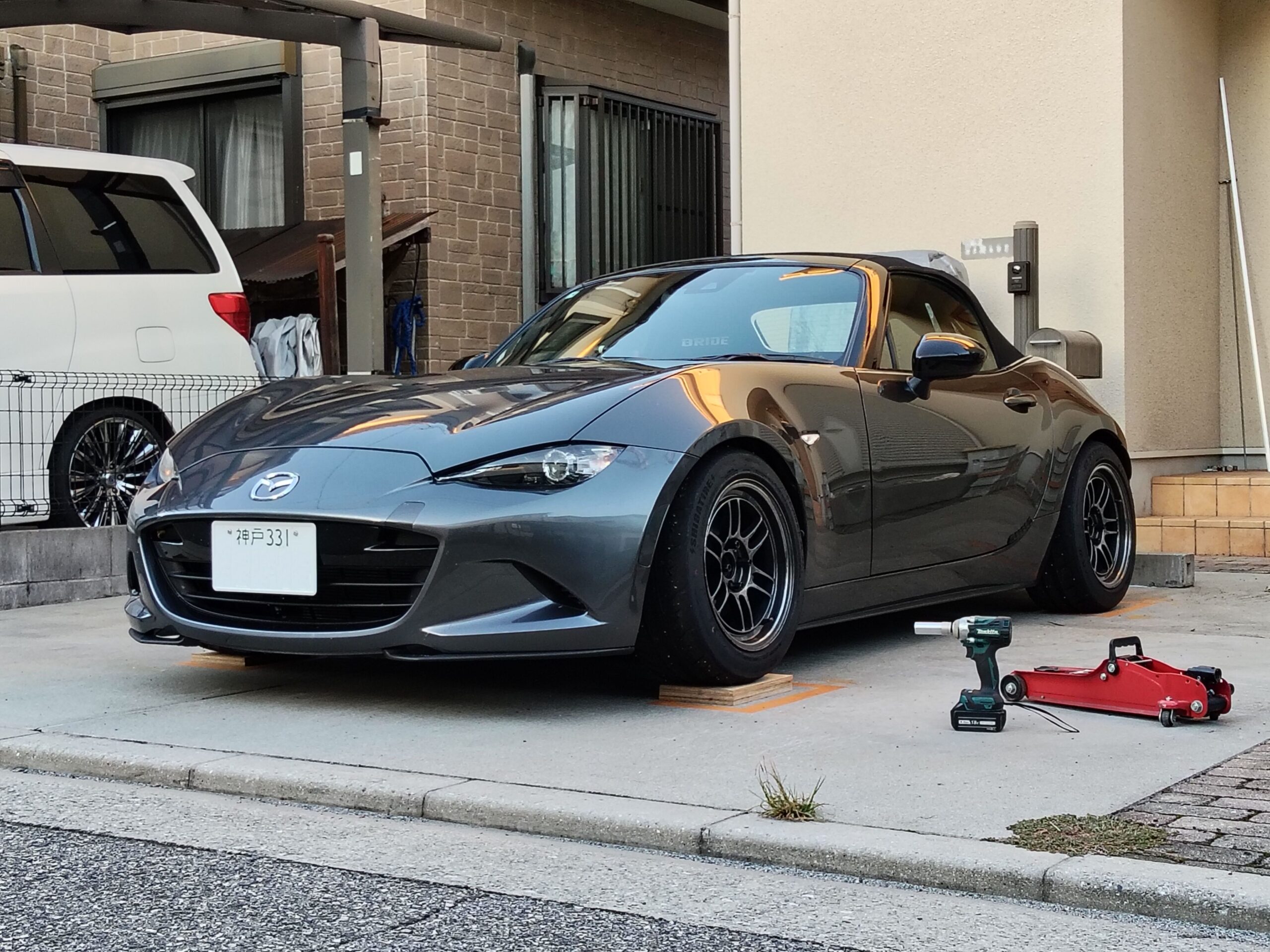 自宅前でベニヤ板に乗せキャンバー測定の準備をするND5ロードスター2号機