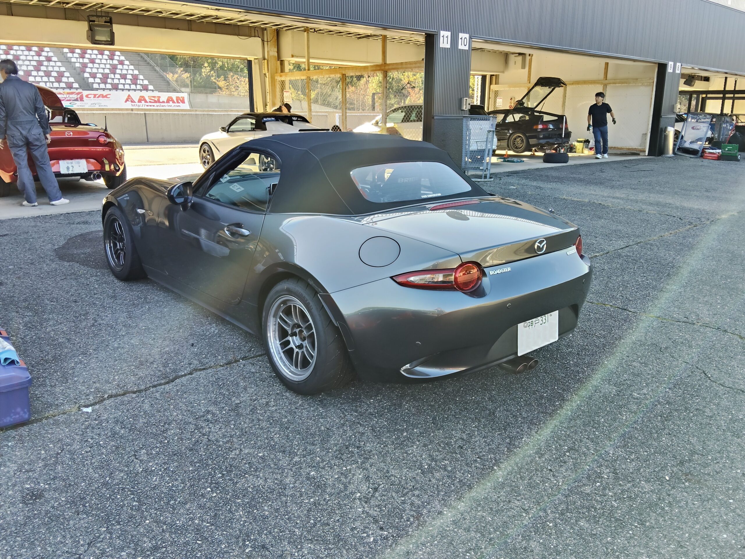 朝日を浴びてセントラルサーキットのパドックに停まるND5ロードスター2号機