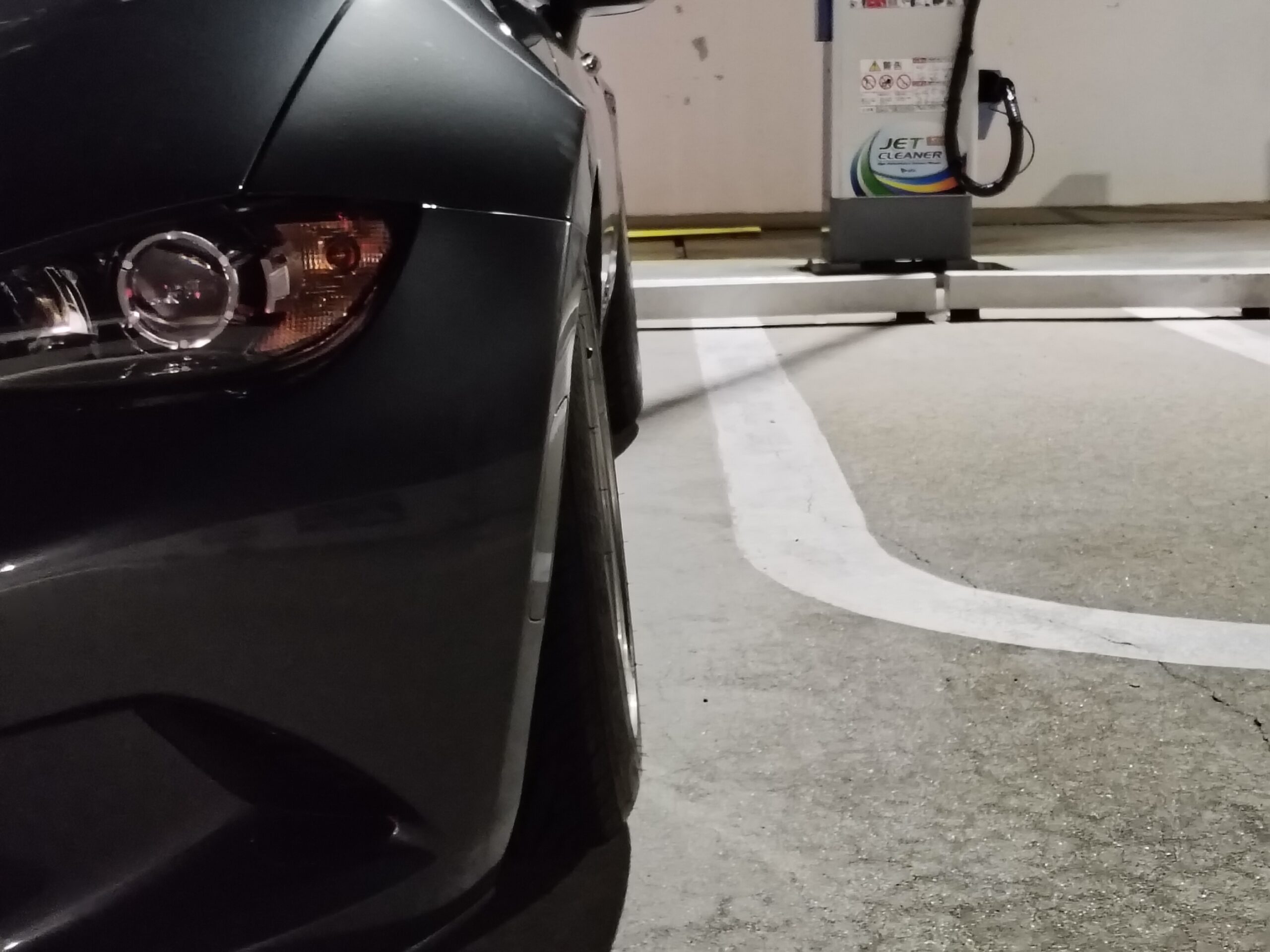 夜のスタンドで撮影したND5ロードスターのフロントフェンダーとタイヤの隙間