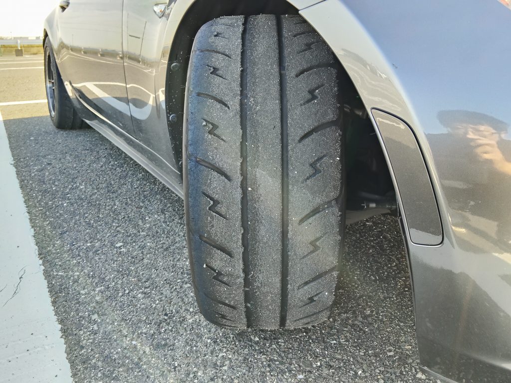 走行前のシバタイヤR31 200R 205/50R15 運転席側フロントのトレッド面