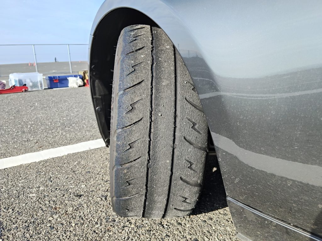 助手席側フロントのシバタイヤR31 200Rに残る細かいヒゲと表面の荒れ