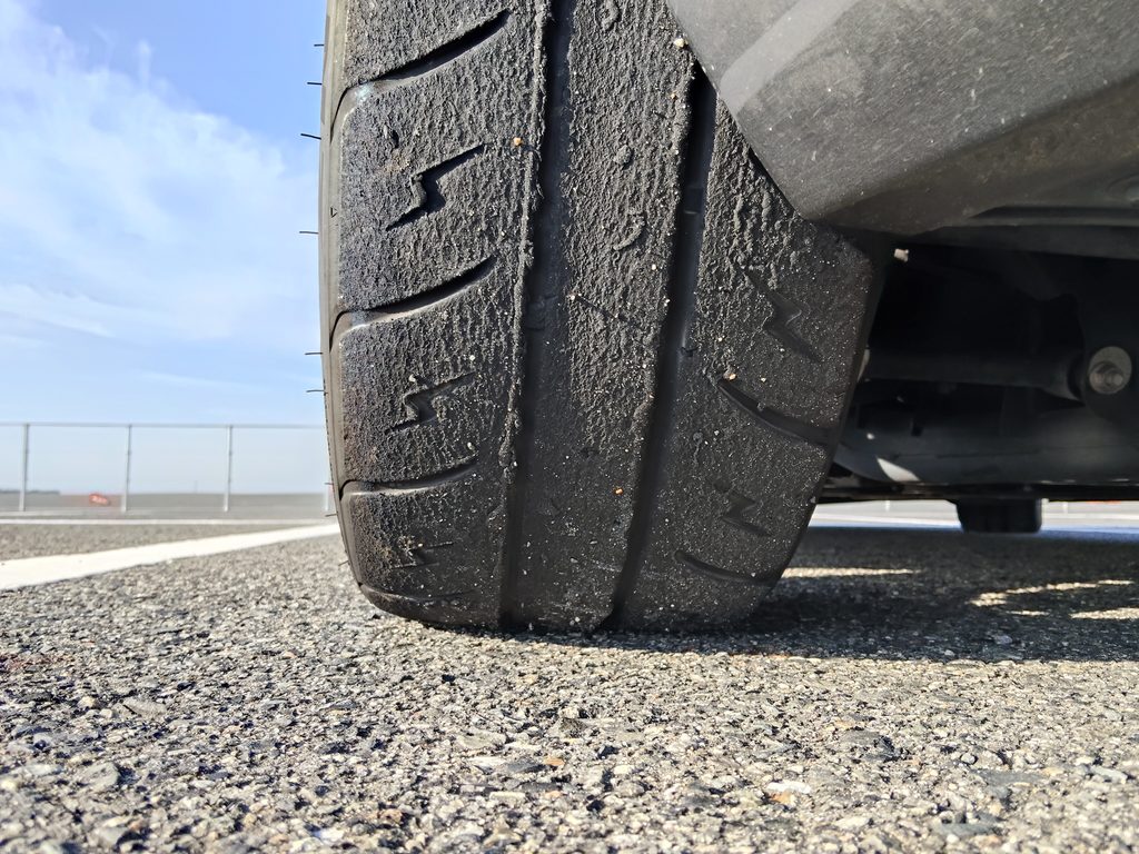 助手席側リアのシバタイヤR31 200Rを路面に近い角度から見たトレッド