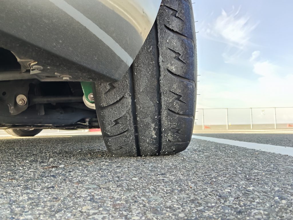 運転席側リアのシバタイヤR31 200Rとサスペンション周りを下から見た状態