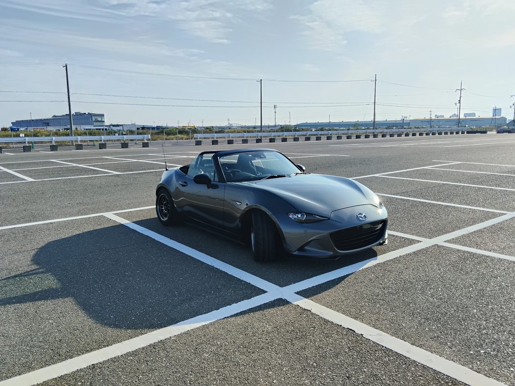 舞ジム82のパドックに駐車したND5ロードスター2号機の斜め前からの外観
