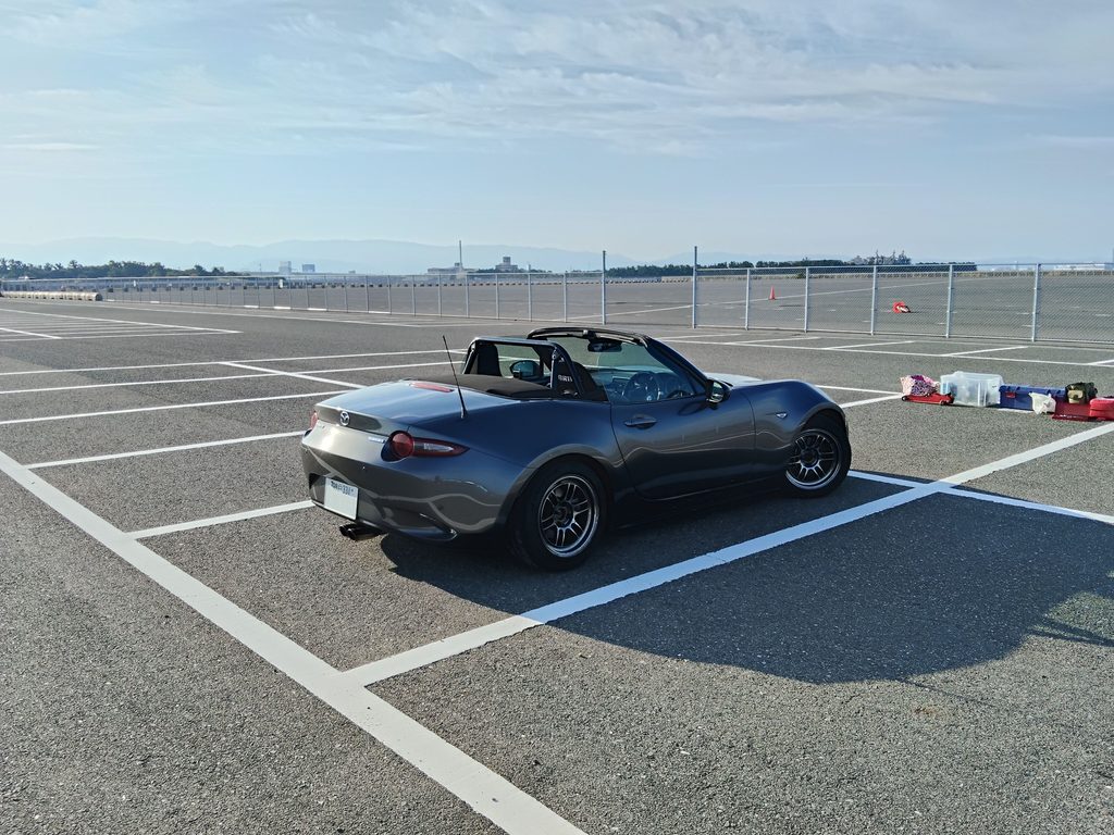 ND5ロードスター2号機を斜め後方から見たリアまわりとホイール