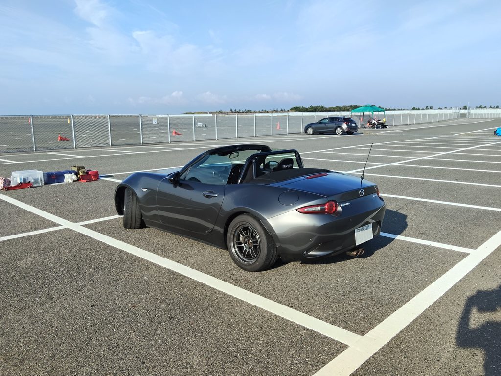 ロールバーが見えるND5ロードスター2号機の後方からの全体像