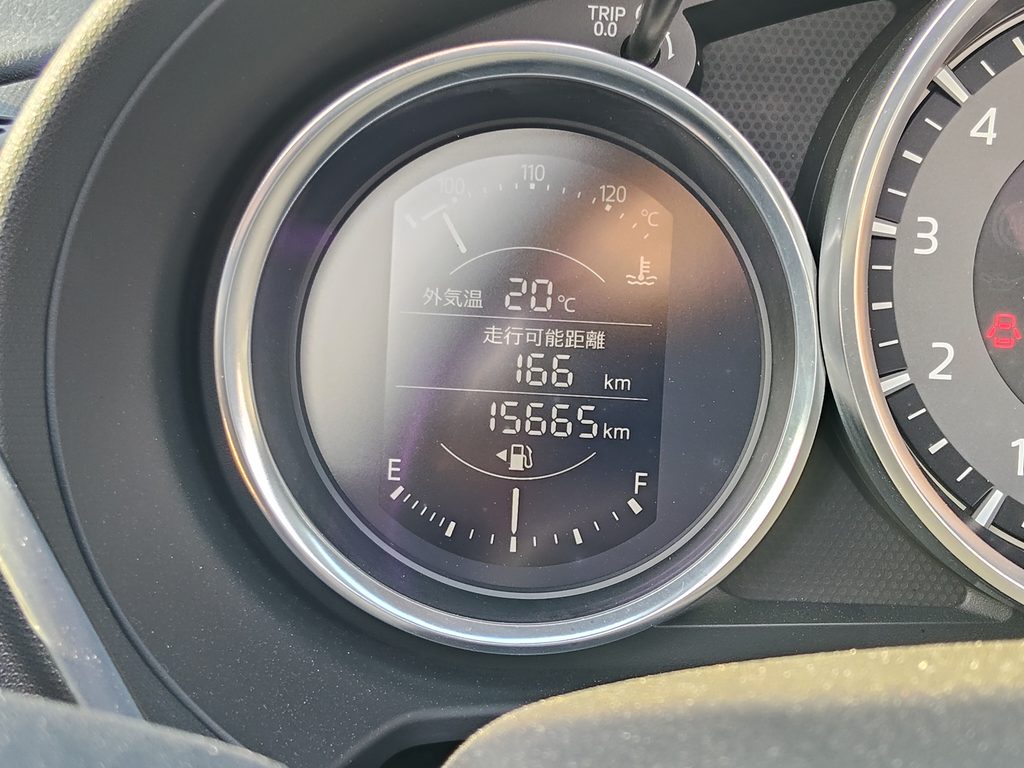朝の車載メーターが示す外気温20度と燃料残量