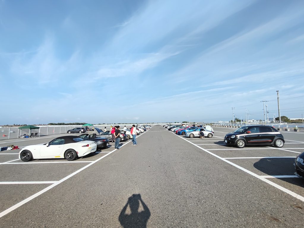 舞ジム82のパドックに並んだ参加車両とドライバーたち