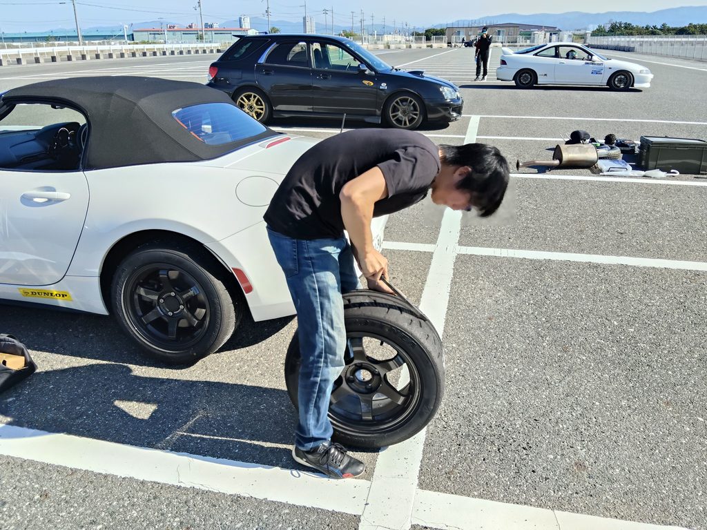 タイムアタック前にRE-71RZのタイヤカスを落とす作業の様子