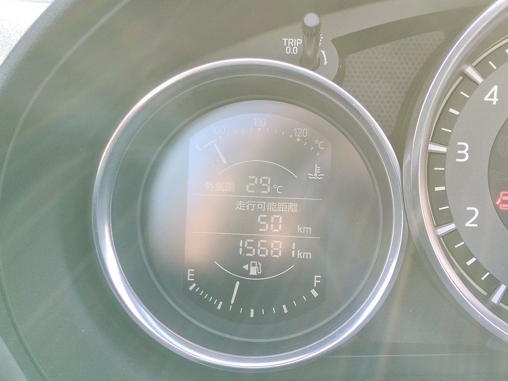 午後の車載メーターが示す外気温29度と残り少ない燃料表示