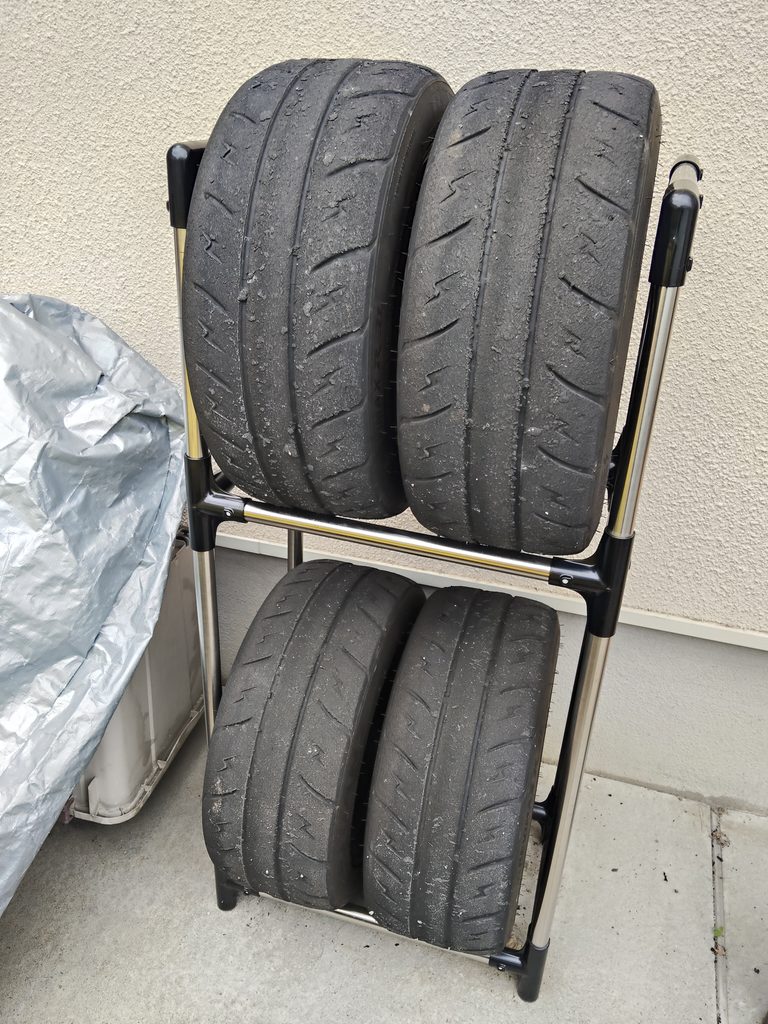 舞ジム82を走り終えたシバタイヤR31 200R 205/50R15をラックに保管した状態