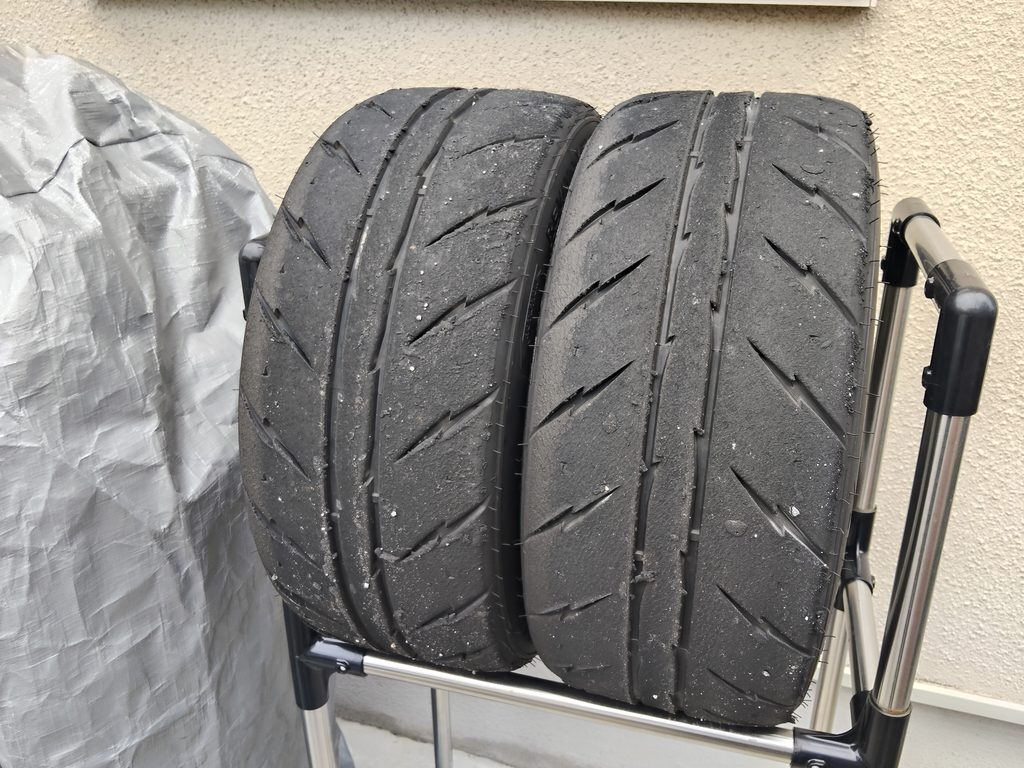 セントラル走行後のシバタイヤR23 200R 225/45R15の深溝が残るトレッド