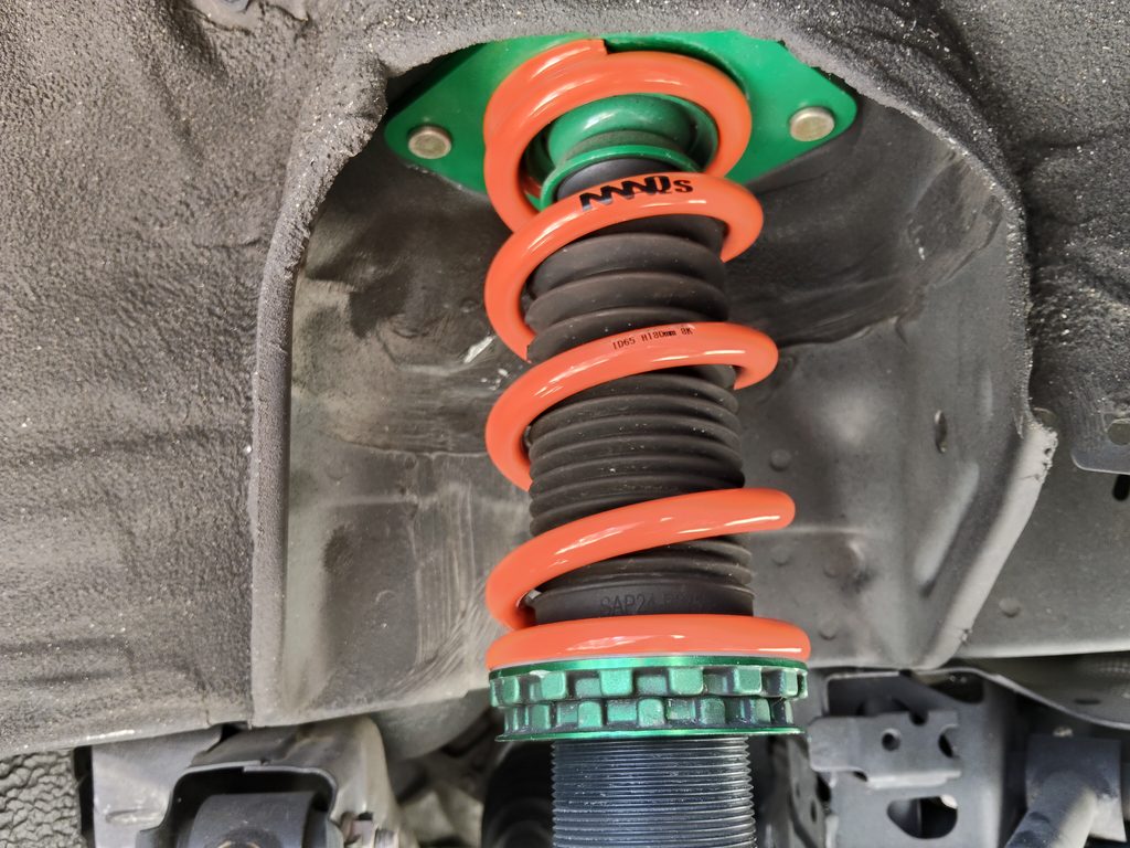 ND5ロードスターのリアに組んだMAQsスプリングID65 H180mm 8Kの刻印