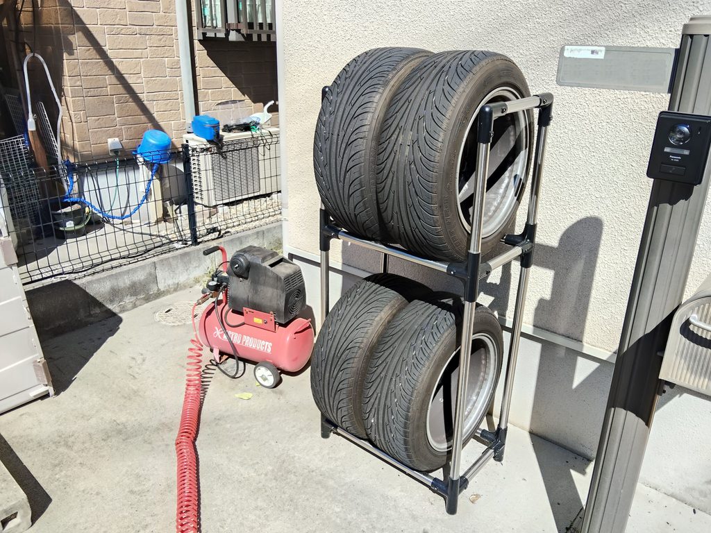 タイヤラックに保管した街乗り用ナンカンNS-2 195/55R15とエアーコンプレッサー