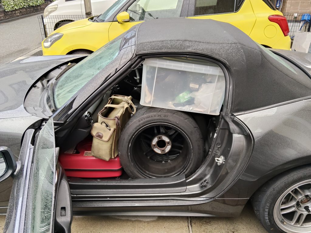 ND5ロードスターの助手席に積んだシバタイヤ2本と20Lのハイオク携行缶