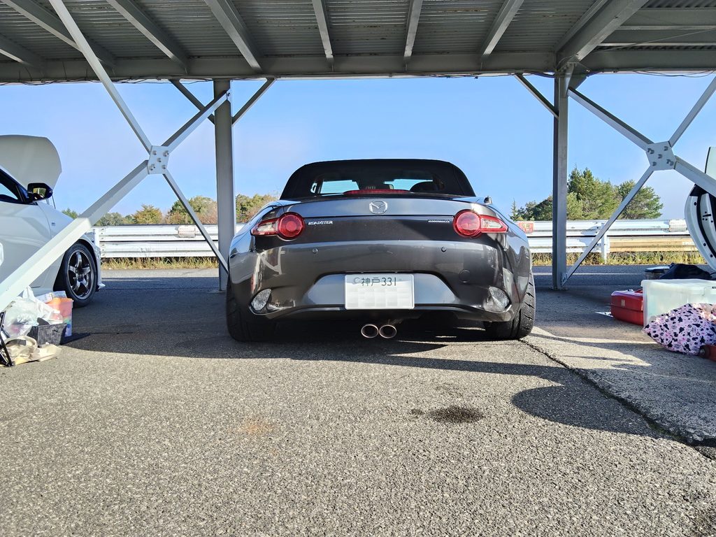 TSタカタサーキットで前後異形タイヤを装着したND5ロードスターの斜め前