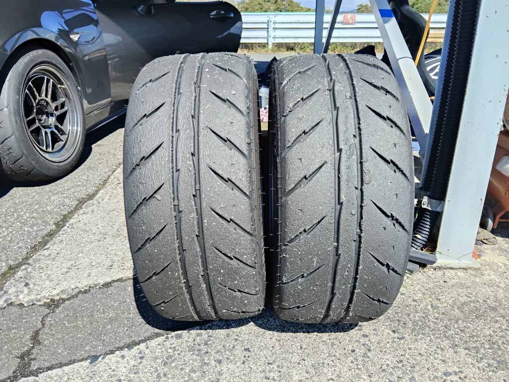 TSタカタサーキットの走行後に表面が溶けたシバタイヤR23のトレッド面