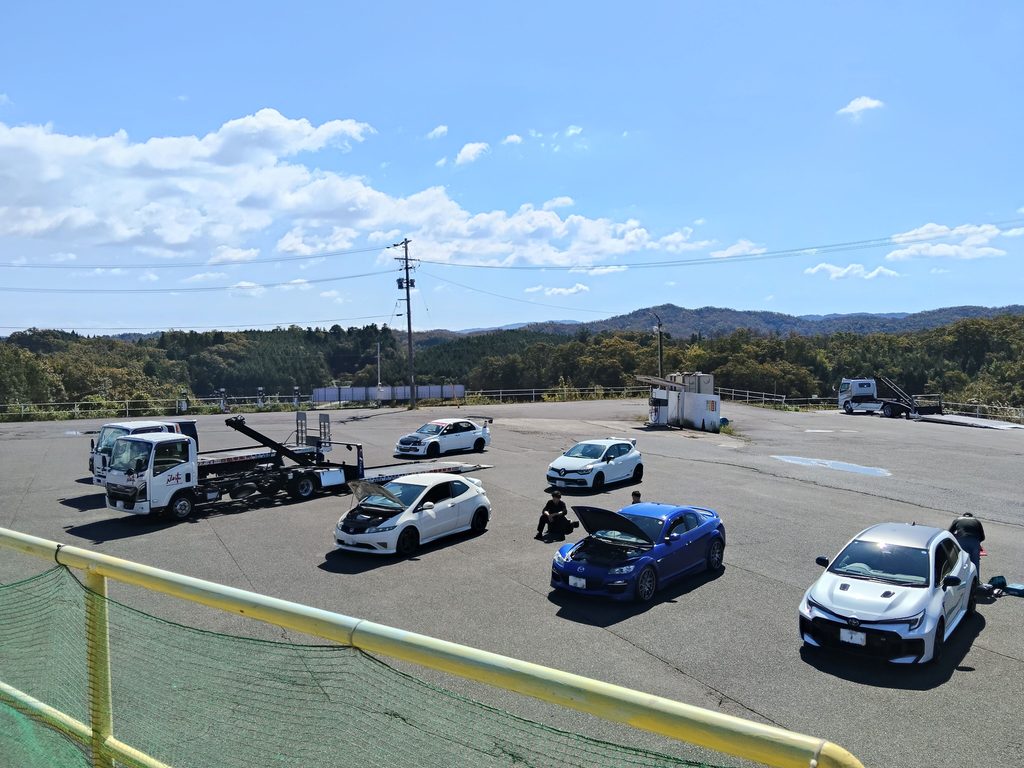 快晴になったTSタカタサーキットのパドックに並ぶ参加車両